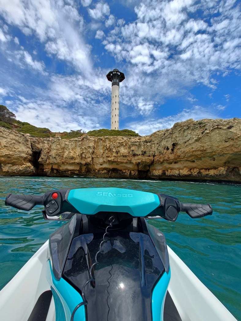 Moto de agua frente al faro - Tarragona